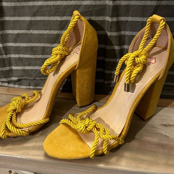 DBDK FASHION YELLOW HEELS SZ 8.5 - Picture 3 of 6